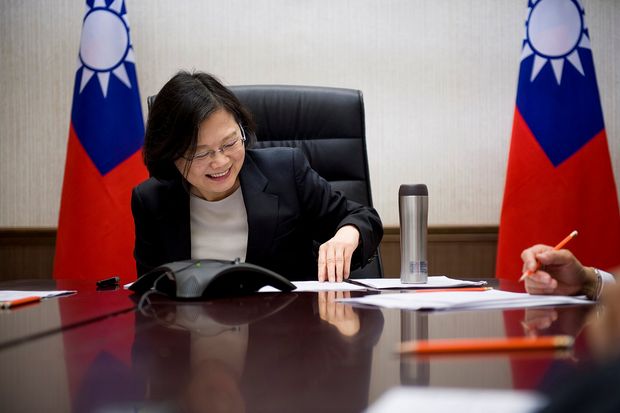 Tsai Ying-wen, presidente de Taiwan, fala ao telefone com Donald Trump