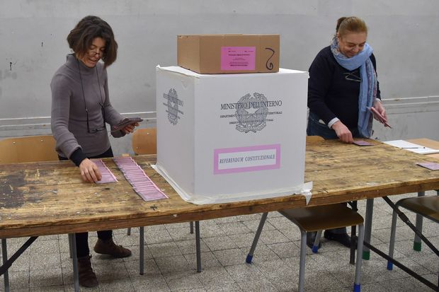 Funcionrias preparam cdulas e urnas em Roma para o referendo que acontece neste domingo (4)