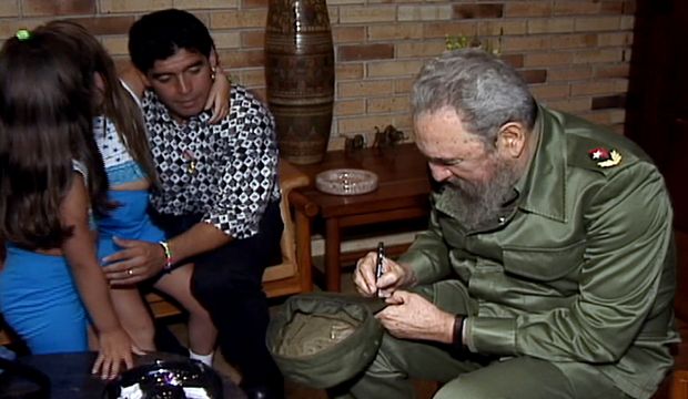 Diego Maradona e suas filhas com Fidel Castro em 2002