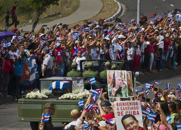 Caravana que leva as cinzas de Fidel chega  cidade de Santiago