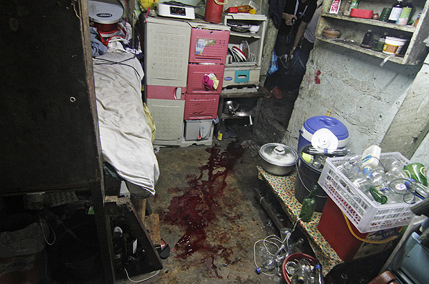 Barraco em que foi morto o desempregado Nelson Navarro, de 34 anos; a foto mostra o interior do barraco e o sangue no cho, deixado depois que o corpo foi removido