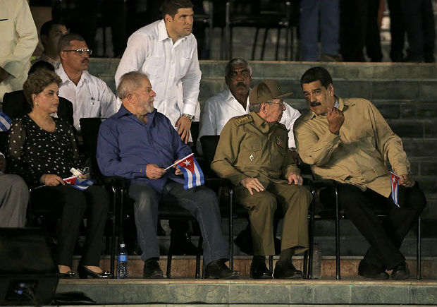 Dilma Rousseff e Lula ao lado de Ral Castro e de Nicols Maduro em cerimnia em Santiago de Cuba