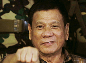 O presidente filipino, Rodrigo Duterte, faz seu gesto característico, o punho cerrado levantado à frente