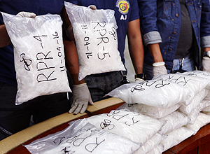 pacotes de metanfetamina mostrados por policiais