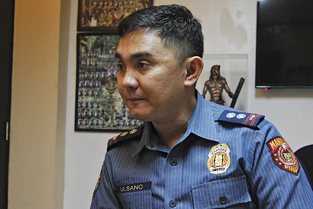 O comandante da a Estao de Polcia 1 de Manila, Redentor Ulsano, em sua sala
