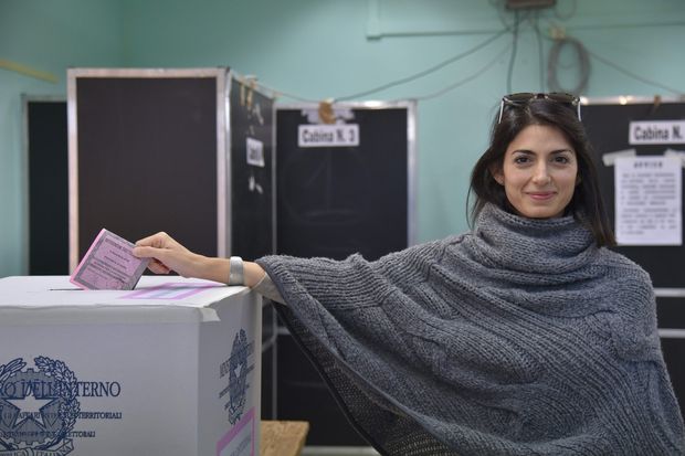 Rome's Mayor Virginia Raggi casts her ballot for a referendum on constitutional reforms, on December 4, 2016 in Rome. Italians began voting today in a constitutional referendum on which reformist Prime Minister Matteo Renzi has staked his future. Italy's has had 60 different governments since the constitution was approved in 1948. / AFP PHOTO / Andreas SOLARO