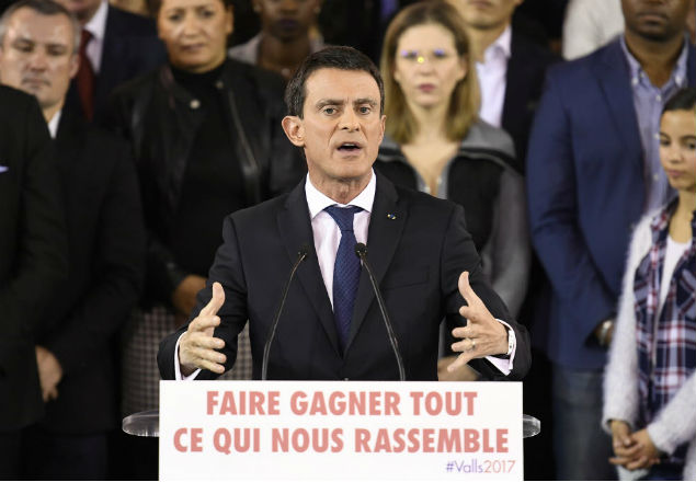 French Prime Minister Manuel Valls delivers a speech to announce his bid to become the Socialist presidential candidate in the 2017 presidential elections, at the town hall of Evry, south of Paris, on December 5, 2016. "I am a candidate for the presidency of the Republic," he said, announcing he would step down as prime minister on December 6, 2016 to contest the Socialist nomination in a January primary. / AFP PHOTO / Lionel BONAVENTURE