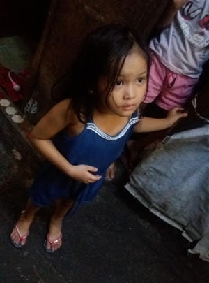  Amsy, 4, filha de Archimedez Mendoza, morto quando trabalhava, em frente à avenida Abade Santos, a 50 metros da estação de polícia 7, em Tondo