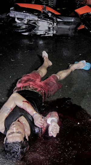 Homem algemado é morto pela polícia a 50 metros da Estação de Polícia 1, em Manila. Segundo os policiais, ele tentou pegar a arma de um deles e por isso foi baleado