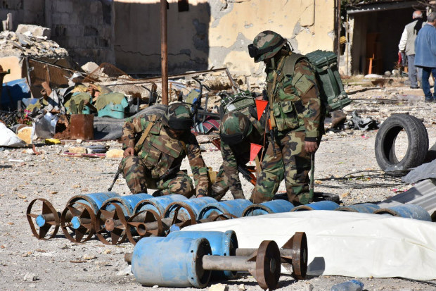 Foras pr-governo inspecionam foguetes caseiros usados por rebeldes em Aleppo