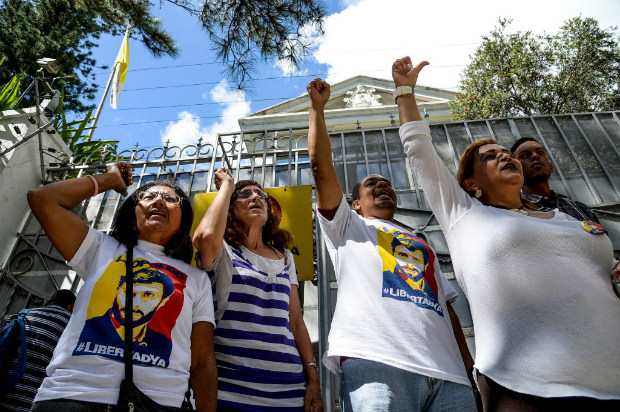 Manifestantes pedem a libertao de presos poltico em frente  Nunciatura Apostlica em Caracas