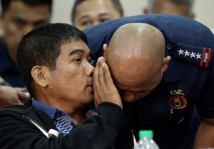 Ronnie Dayan (L), the former aide of Senator Leila de Lima, whispers to Philippines' police chief Ronald dela Rosa during a Congressional committee hearing on illegal drugs trade, inside the National Penitentiary, at the House of the Representatives in Quezon city,.