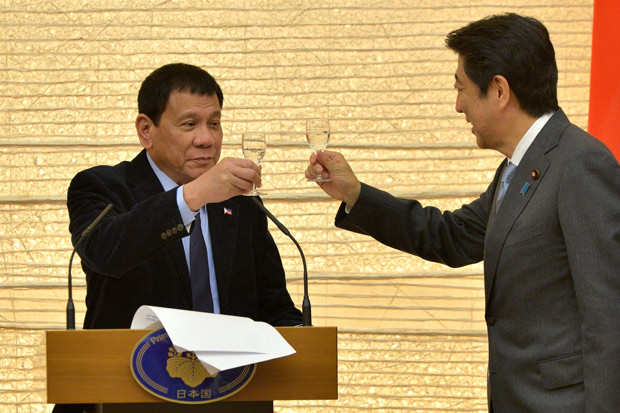 Philippines President Rodrigo Duterte (L) toasts with Japan Prime Minister Shinzo Abe during a banquet at Abe's official residence in Tokyo, Japan October 26, 2016. REUTERS/David Mareuil/Pool ORG XMIT: TOK508