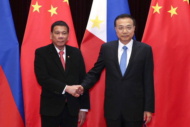 Chinese Premier Li Keqiang (R) meets with Philippine President Rodrigo Duterte at the Great Hall of the People in Beijing, capital of China, Oct. 20, 2016.