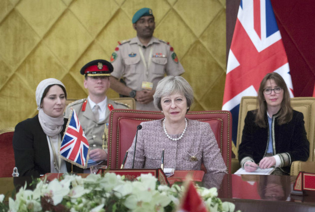 A primeira-ministra britnica Theresa May fala durante conferncia no Bahrein nesta quarta (7)