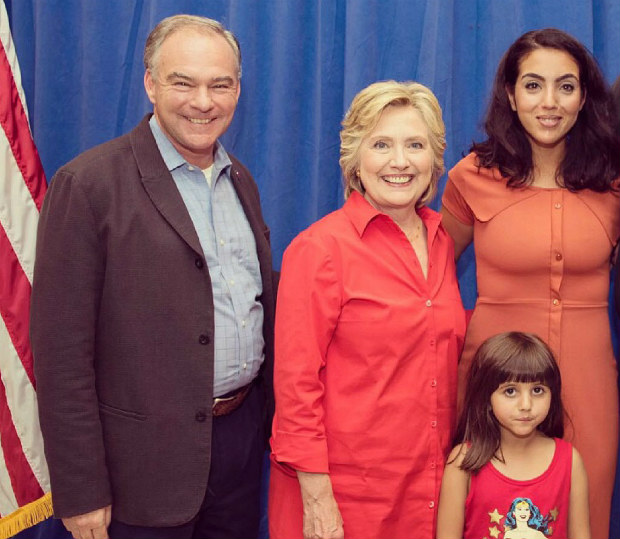 A 'dreamer' brasileira Gisele Fetterman e a filha, com Hillary e seu ex-companheiro de chapa Tim Kaine