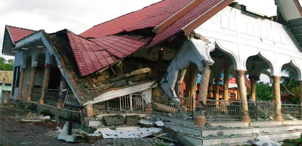 Escombros de um prdio aps um terremoto na Indonsia nesta quarta-feira 