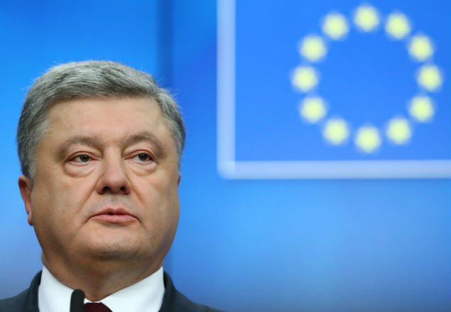 (161124) -- BRUSSELS, Nov. 24, 2016 (Xinhua) -- Ukrainian President Petro Poroshenko attends a joint press conference at the end of the EU-Ukraine summit in Brussels, Belgium, on Nov. 24, 2016. The European Union (EU) will grant visa-free regime for Ukrainians by the end of this year, European Commission President Jean-Claude Juncker said on Thursday. (Xinhua/Gong Bing) (dtf)