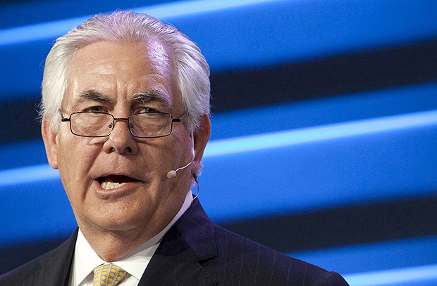 ExxonMobil Chairman and CEO Rex Tillerson speaks during the IHS CERAWeek 2015 energy conference in Houston, Texas April 21, 2015. REUTERS/Daniel Kramer/File Photo ORG XMIT: LONX360