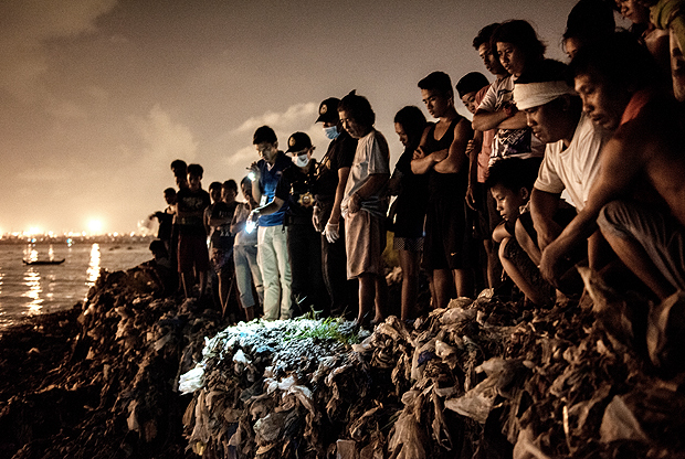 Onlooker on top of mounds of garbage in Baseco, Tondo where a man was found dead in shores of Manila Bay. Foto: Carlo Gabuco/Folhapress ***EXCLUSIVO FOLHA*** ***NAO UTILIZAR SEM A PERMISSAO DA FOTOGRAFIA FSP*** ***DIREITOS RESERVADOS. NO PUBLICAR SEM AUTORIZAO DO DETENTOR DOS DIREITOS AUTORAIS E DE IMAGEM***
