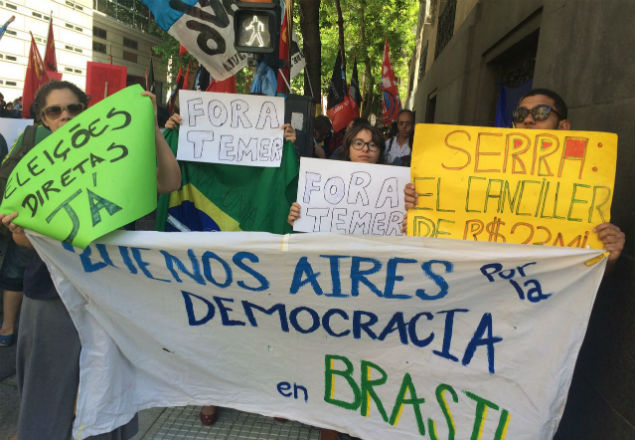 Manifestantes brasileiros protestam contra o chanceler José Serra na entrada do Palácio San Martin, em Buenos Aires, onde ocorre reunião do Mercosul. BUENOS AIRES, Argentina, 14 de dezembro de 2016.