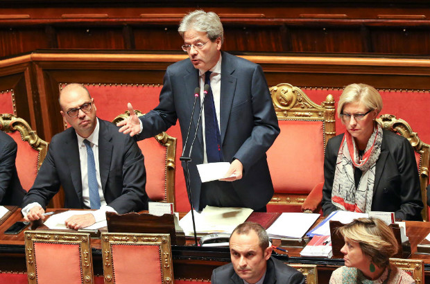 O novo primeiro-ministro da Itlia, Paolo Gentiloni, discursa ao Senado antes da votao da confiana