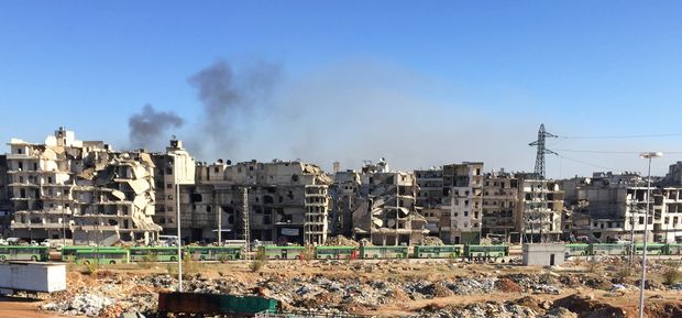nibus parados na rea controlada de Aleppo controlada pelo governo, prontos para retirar civis e rebeldes