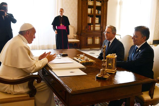 Papa Francisco (esq.) encontra-se com o presidente colombiano Juan Manuel Santos (dir.) e o ex-presidente do Pas, Alvaro Uribe