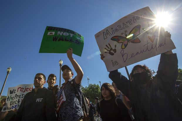 Estudantes protestam contra plano de Donald Trump para deportaes em Los Angeles, uma das 'cidades-santurio