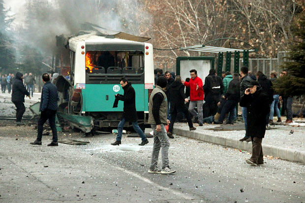 Pessoas ao redor do nibus que sofreu atentado neste sbado (17) na Turquia