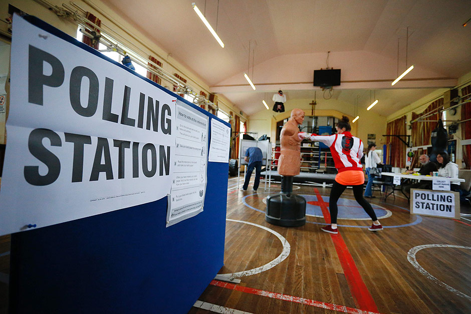 Moradores da cidade de Hull, no Reino Unido, votam no referendo do 'brexit' em academia de boxe