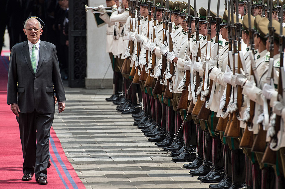 Presidente do Peru passa pela guarda de honra para cerimnia de boas vindas ao Palcio de La Moneda, em Santiago