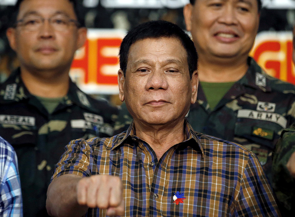 O presidente filipino Rodrigo Duterte durante visita a acampamento militar