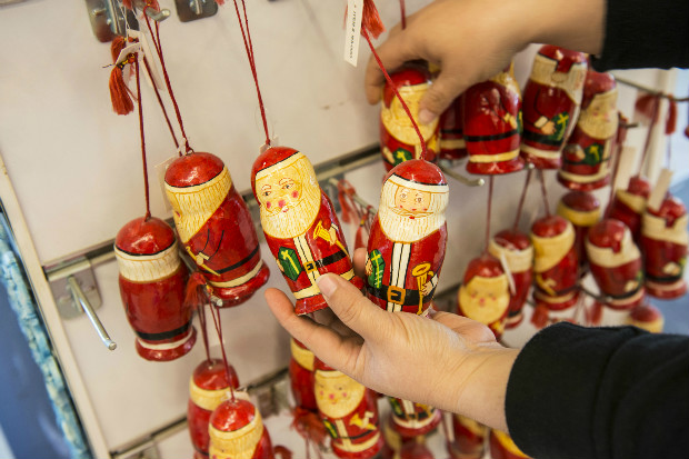 Vendedor arruma enfeites de Papai Noel em loja de Demre, na Turquia, onde nasceu so Nicolau