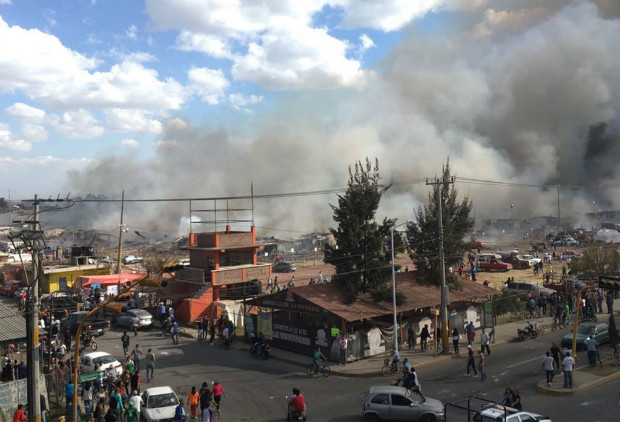 Coluna de fumaça sobe do mercado de fogos de San Pablito, em Tultepec, no México, após explosão