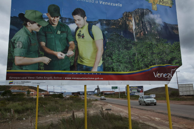 Cartaz de propaganda do Salto ngel boas vindas aos brasileiros que chegam  Venezuela