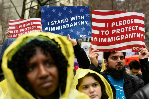 Manifestantes protestam contra Donald Trump, que promete controlar imigrao e elevar deportaes
