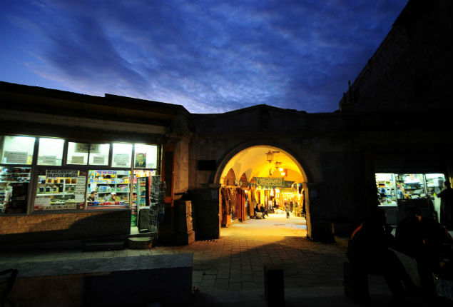 A general view shows the entrance to al-Zarab souk in the Old city of Aleppo, Syria November 24, 2008. REUTERS/Omar Sanadiki SEARCH 
