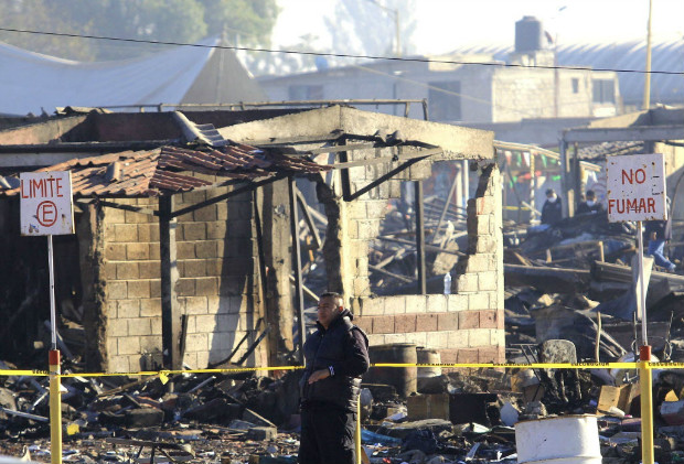 Morador de Tultepec observa destruio no mercado de San Pablito provocada pela exploso de tera