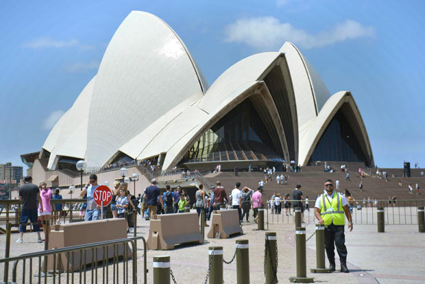 Guardas fazem patrulha em rea ao lado de fora da Opera House, em Sydney
