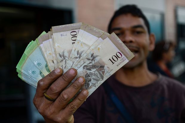 Manifestante favorvel a Nicols Maduro, com notas de 100 bolvares