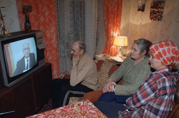 Família assiste em casa ao discurso de renúncia do presidente da URSS, Mikhail Gorbatchov