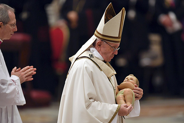 Papa Francisco carrega imagem de Jesus durante missa de vspera de Natal no Vaticano