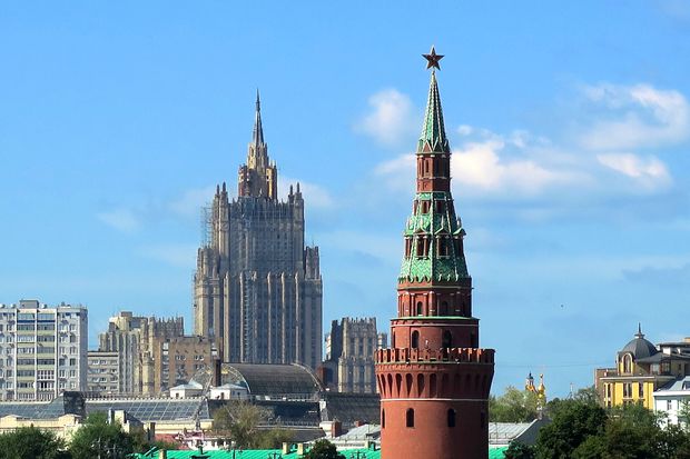 Torre do Kremlin com arranha-céus stalinistas ao fundo, em Moscou