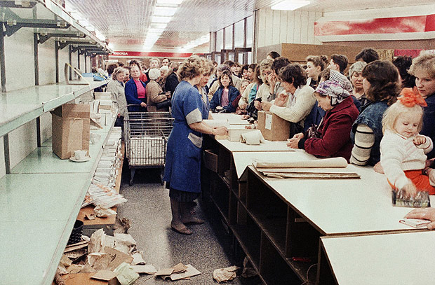 Clientes lotam loja de Vilna, capital da Lituânia (então república soviética), à espera da chegada de produtos, em 1990