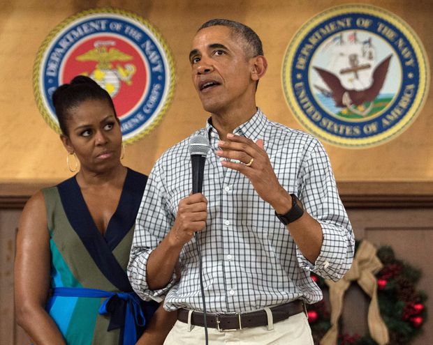 Obama e Michelle falam a militares no Hava no dia de Natal