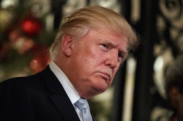 O presidente eleito dos EUA, Donald Trump, escuta perguntas de reprteres em entrevista na Flrida