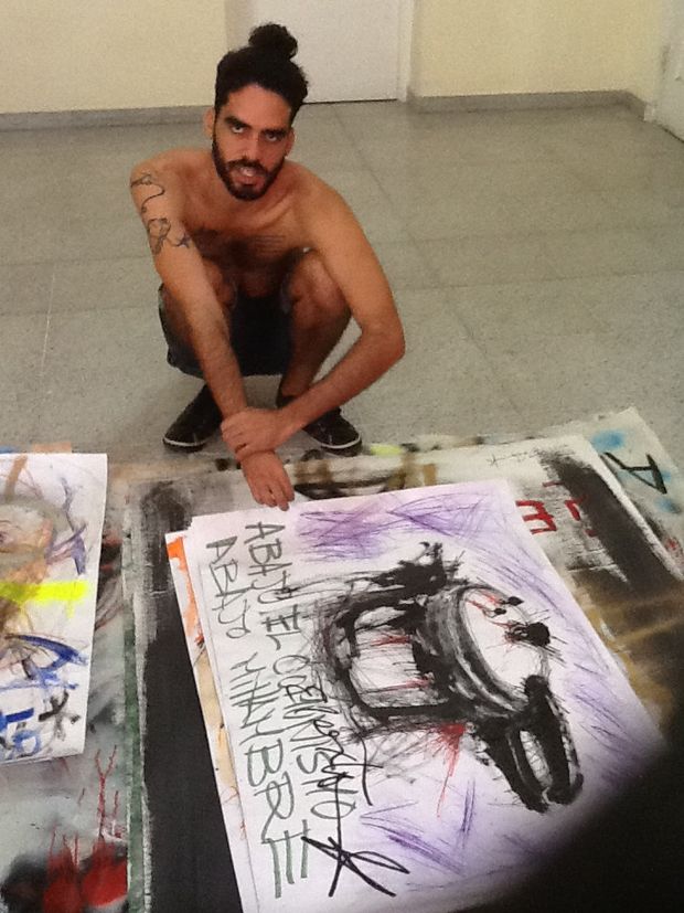 O grafiteiro cubano Danilo Maldonado, 29, que assina como El Sexto em aluso aos "5 heris" cubanos, e j foi detido 4 vezes por pintar obras crticas ao governo Castrista em paredes e placas de Havana (Cuba). (FOTO: Flvia Marreiro/Folhapress)