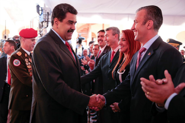 O presidente da Venezuela, Nicols Maduro, sada seu novo vice, Tareck El Aissami, em evento
