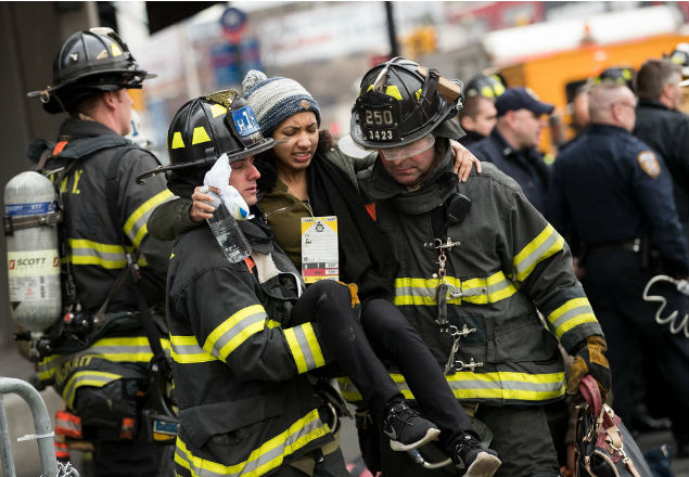 NEW YORK, NY - JANUARY 4: Members of the New York City Fire Department carry an injured person away at the scene of a train derailment at Atlantic Terminal, January 4, 2017 in the Brooklyn borough of New York City. A Long Island Railroad train derailed at Atlantic Terminal on Wednesday morning. Drew Angerer/Getty Images/AFP == FOR NEWSPAPERS, INTERNET, TELCOS & TELEVISION USE ONLY ==